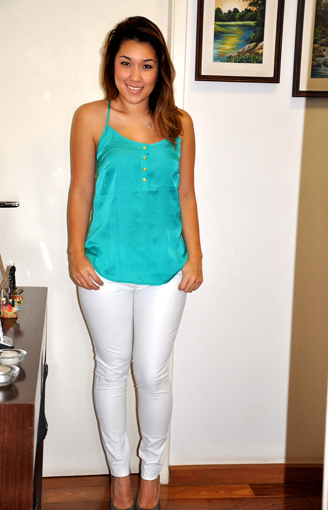 calça branca com blusa verde